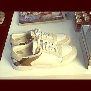 Burberry men’s size 10 low tops
